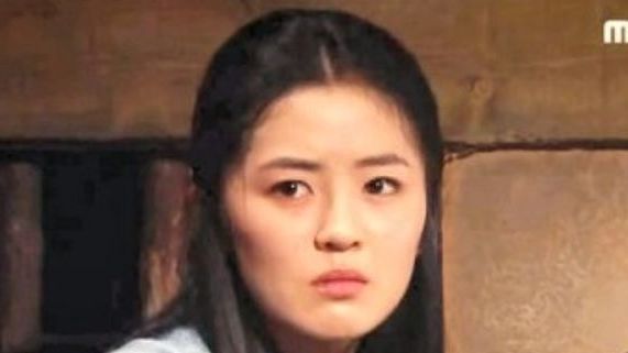 عکس| سفر به تاریخ؛ «بویونگ» در حال خواندن دیالوگ‌هایش در پشت‌صحنه سریال «جومونگ»