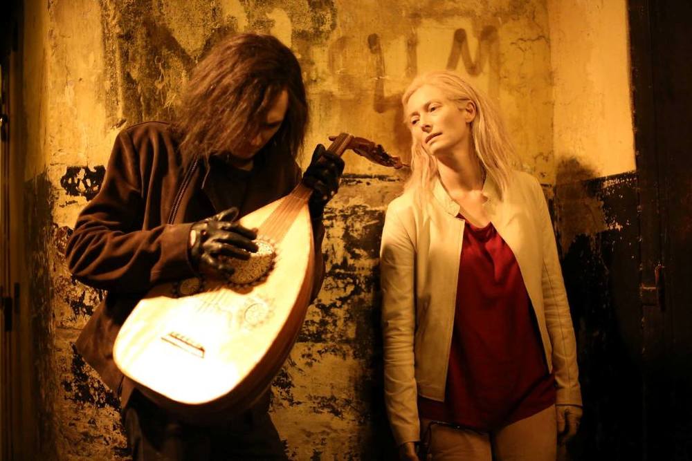 تام هیدلستون و تیلدا سوئینتن در نمایی از فیلم «فقط عاشق ها زنده می‌مانند»(only lovers left alive)