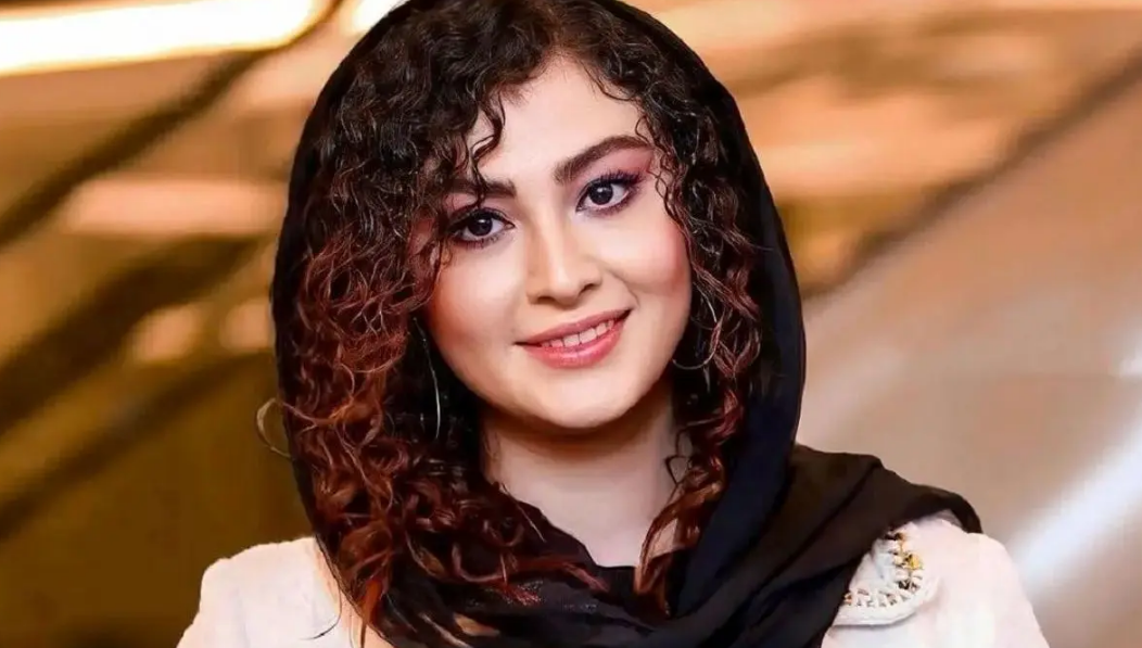 قاب احساسی از پدر و مادر مریم مومن در روز عروسی دخترشان