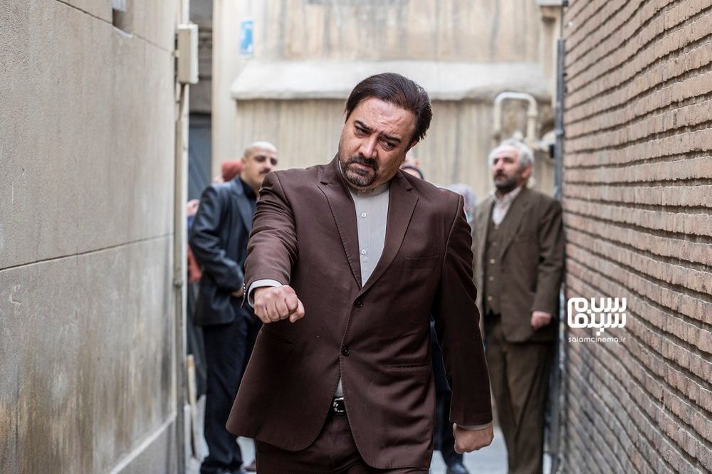 سفر در زمان؛ تصویری زیرخاکی از کودکی برزو ارجمند در آغوش پدرش انوشیروان دهه 50