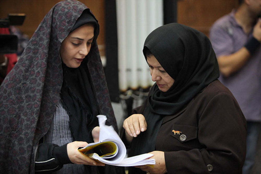 پوران درخشنده و طناز طباطبایی در پشت صحنه فیلم «هیس دخترها فریاد نمی زنند»