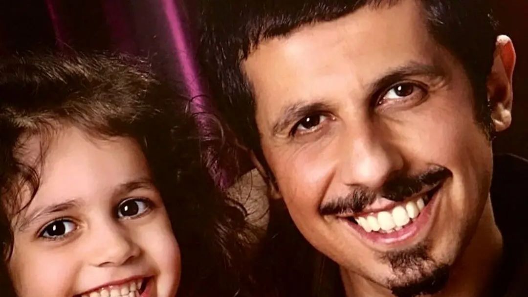 نگاهی به چیدمان کتابخانه شیک و سنتی سلطان طنز ایران، «جواد رضویان»/ کتاب‌های شهرهای جهان و مردمان جهان