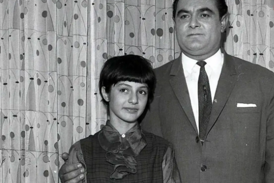 سفر در زمان؛ «گوگوش» و همسرش «محمود قربانی» سر میز شام در شب عروسی؛ سال 46