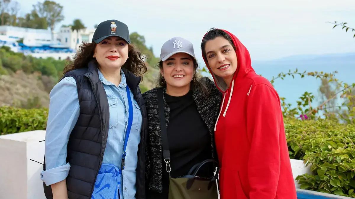 سفر گروهی بازیگران به شمال آفریقا؛ سلفی نرگس محمدی و علی اوجی در سیدی بوسعید تونس (عکس)