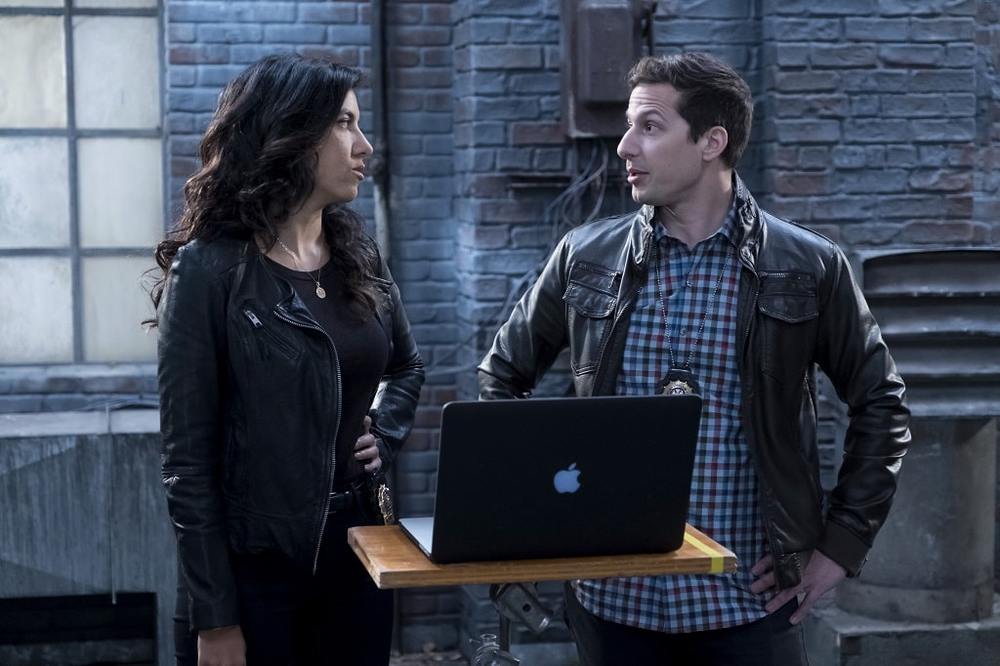 استفانی بیاتریز و اندی سمبرگ در سریال «بروکلین ناین ناین» (Brooklyn Nine-Nine)