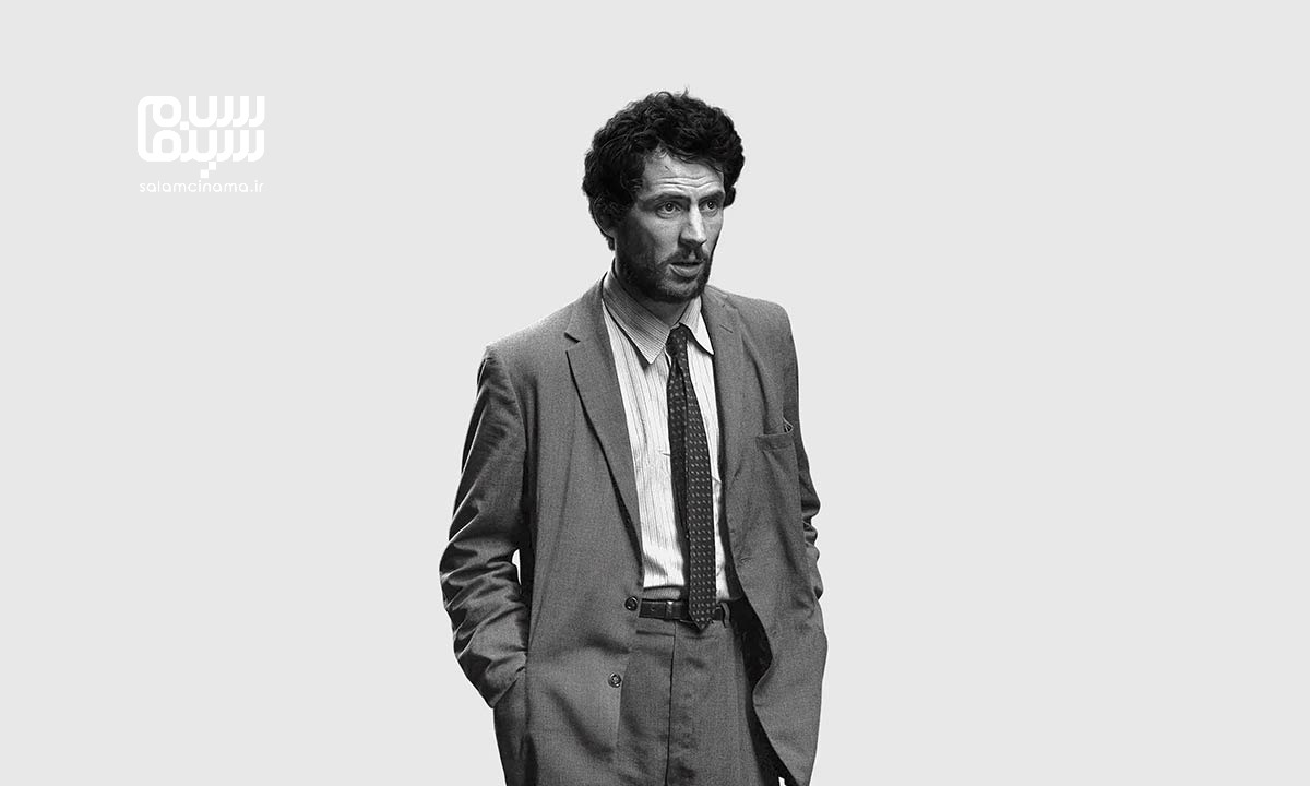 نقد و بررسی فیلم مغز متفکر (The Mastermind) کلی رایکارد | وداع خاموش با اسطوره رفاقت و امید جمعی