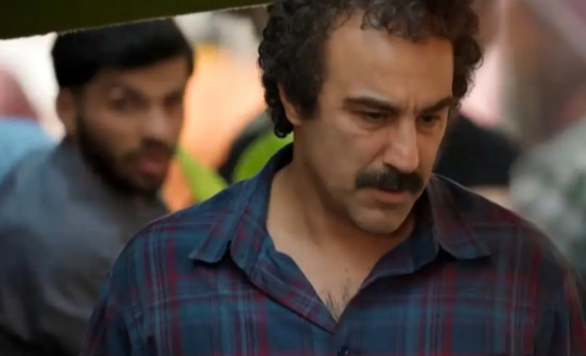 سفر در زمان؛ «نقی، ارسطو و ارشاد» سریال پایتخت 7 روی دیوار چین؛ سال 94