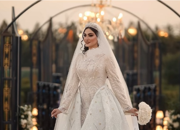 طراحی خلاقانه کارت عروسی مریم مومن بر روی شیشه+ عکس