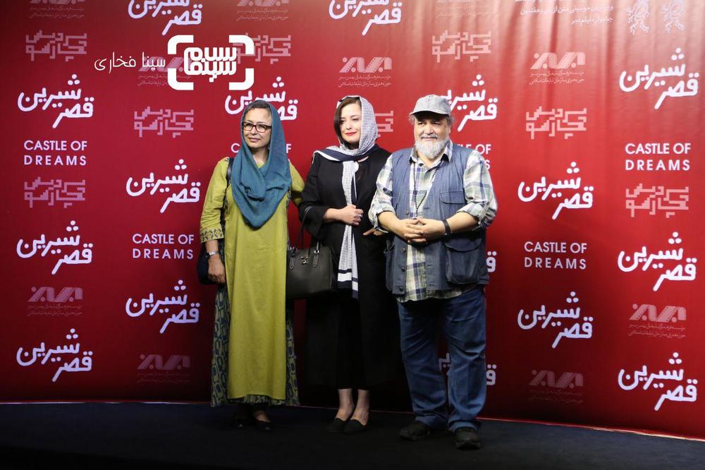 مهراوه شریفی نیا در کنار پدر و مادرش، آزیتا حاجیان و محمدرضا شریفی نیا در اکران خصوصی فیلم «قصر شیرین»