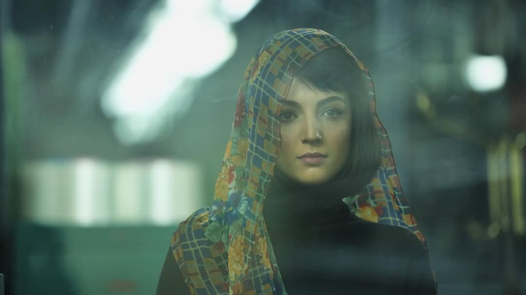 قاب جذابی از پشت‌صحنه گریم مهسا حجازی در سریال تاسیان با حضور بابک حمیدیان