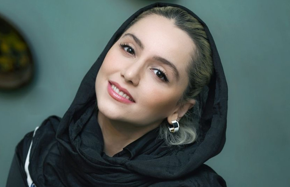 تیپ و استایل درخشان نازنین بیاتی در یک گالری خصوصی
