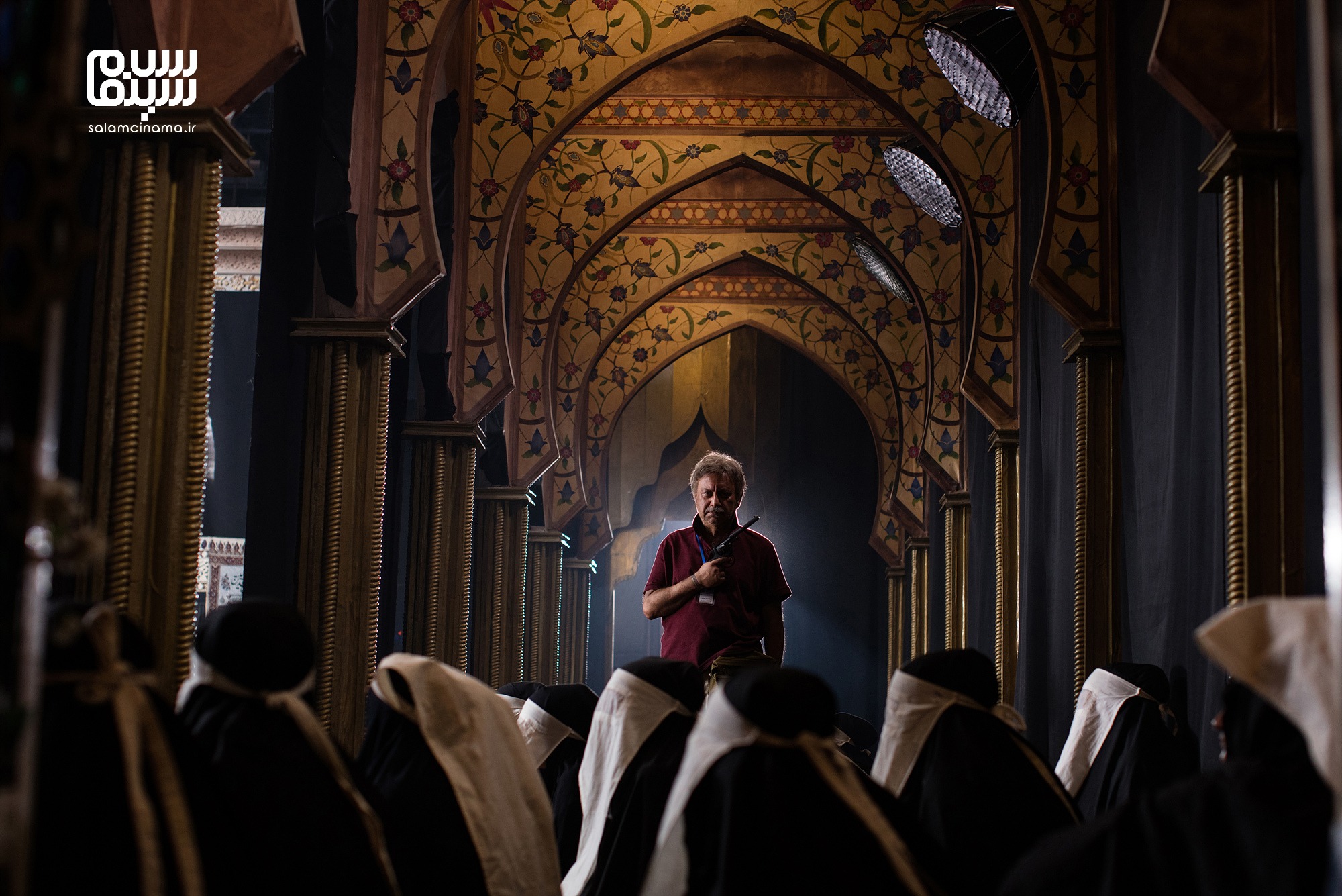 معرفی و نقد مفصل فیلم خرگوش سیاه، خرگوش سفید شهرام مکری | درنور دیدن زمان، فضا و مرز ژانرها در روایتی کوانتومی