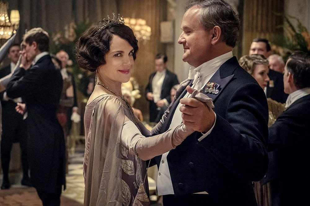 الیزابت مک‌گاورن و هیو بنه ویل در فیلم سینمایی «دانتون ابی»(Downton Abbey)