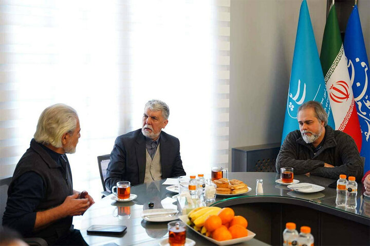 وزیر ارشاد از دبیرخانه فیلم فجر بازدید کرد؛ مخابره سیگنال مهم به دنیا