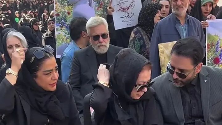 تصویری از خانواده محمد کاسبی در مراسم تشییع