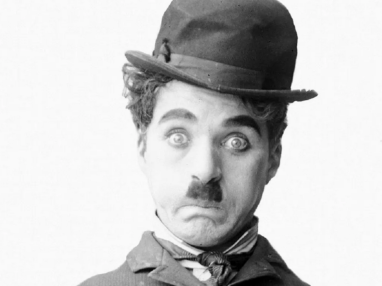 سفر در زمان؛ «چارلی چاپلین» در کنار جمعی از هنرمندان؛ سال 1303