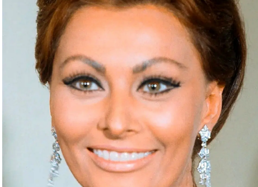 سفر درسفر در زمان؛ «سوفیا لورن» در حال خواندن فیلمنامه؛ سال 1338