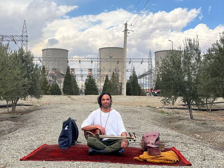 نوازندگی علی قمصری برای دومین روز در نیروگاه برق دماوند