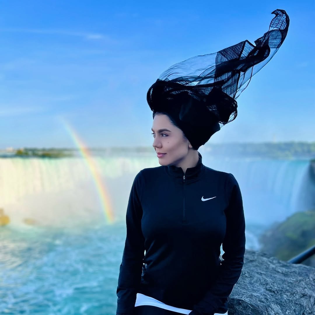 آزاده زارعی کنار آبشار نیاگارا 2