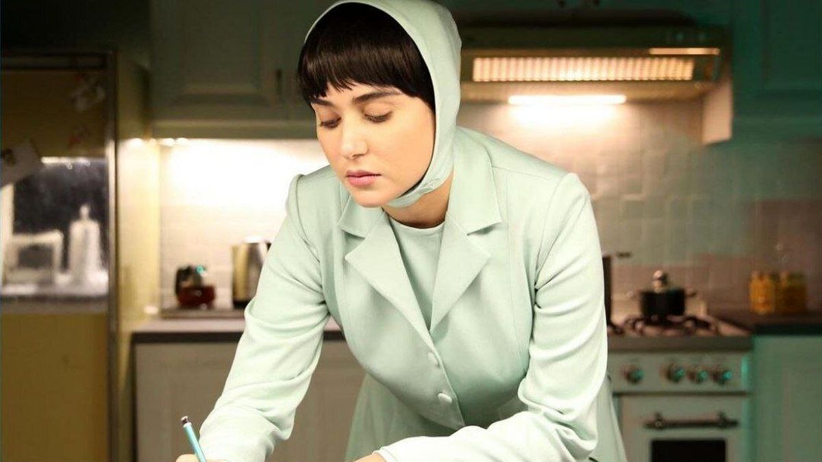 استایل | تیپ جنگلی پریناز ایزدیار با کلاه اسپرت در طبیعت گردی