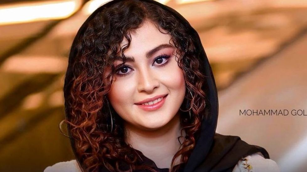 نگاهی به چیدمان میلیاردی منزل مریم مومن به سبک مینیمال/ مبلمان راحتی و مدرن، دیوار های جنس چوب راش و...