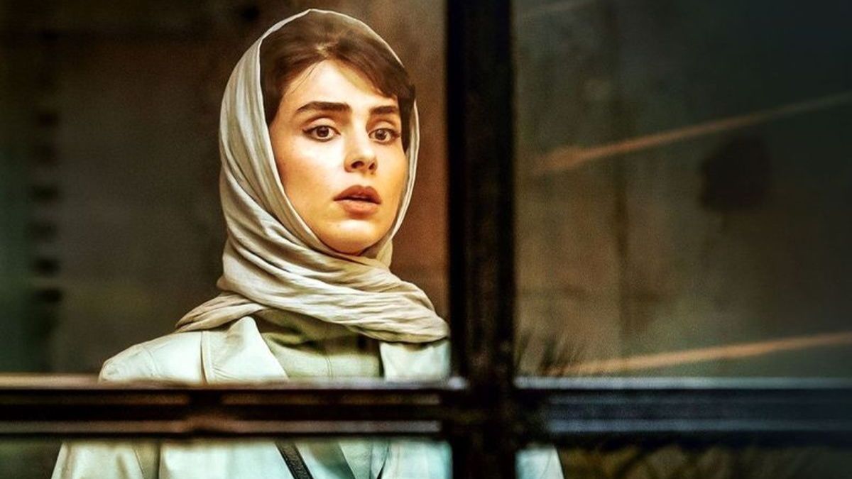 استایل| تیپ فرانسوی لاله مرزبان «آفرین سریال آنام»  با دستکش و کلاه خاص در ۲۸ سالگی که همه را شوکه کرد!