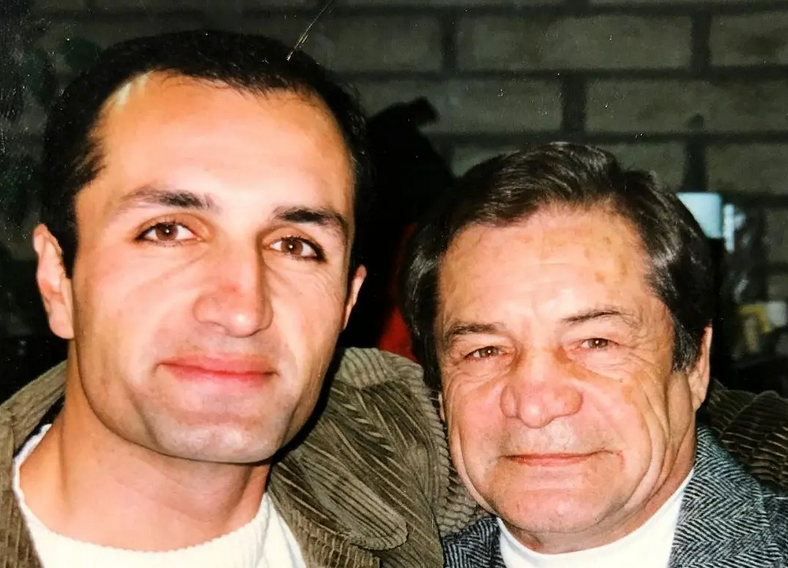 سفر در زمان؛ «بیک ایمانوردی و پسرش بختیار» در کابین یک هواپیما؛ دهه 70