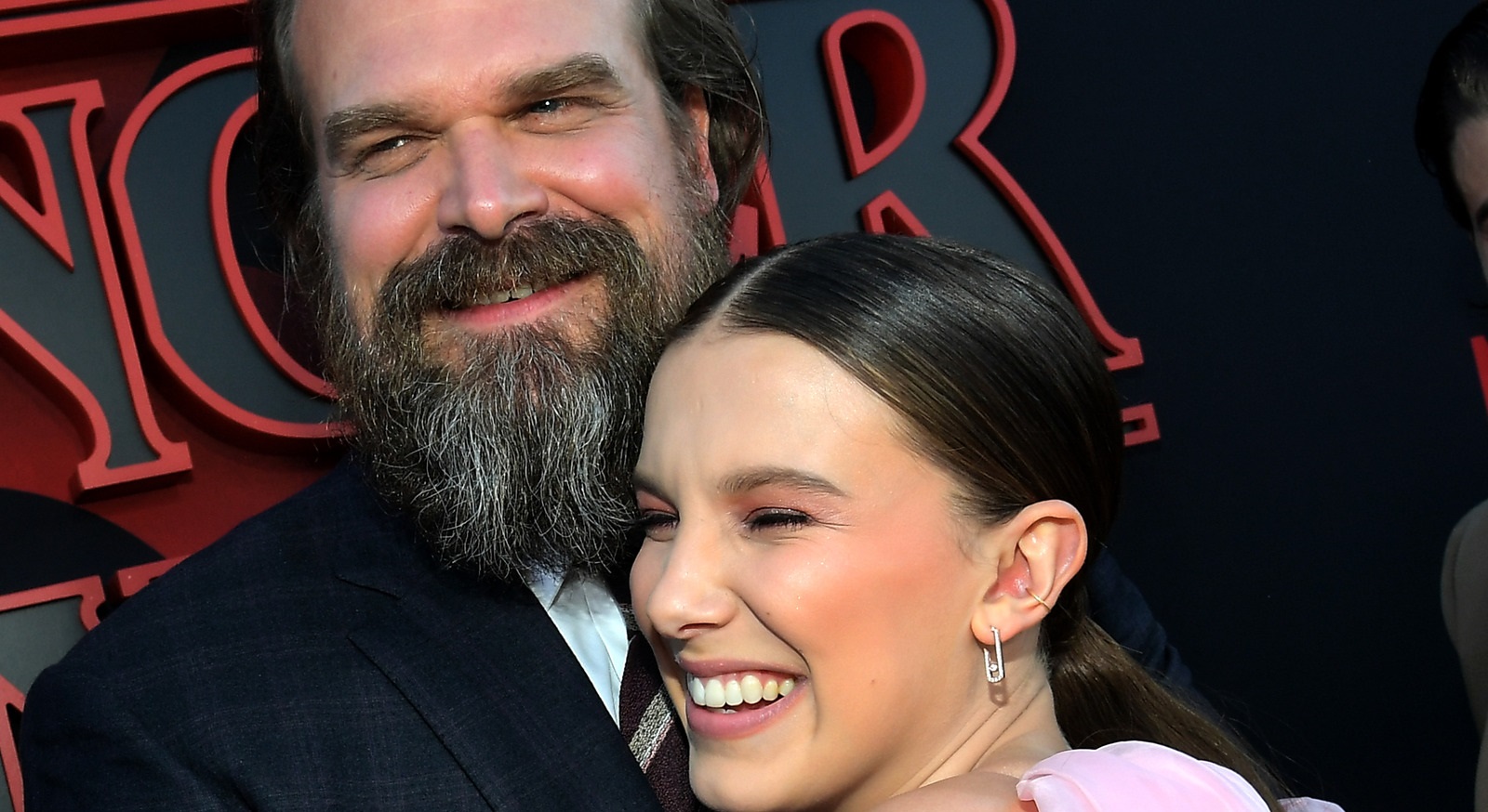 اتهام بدرفتاری دیوید هاربر در صحنه Stranger Things از سوی میلی بابی براون