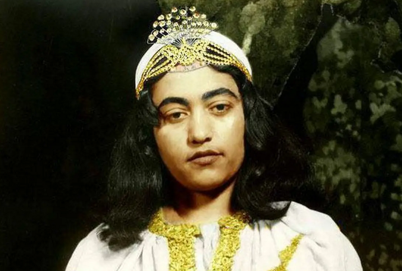 سفر در زمان؛ «مرضیه، خواننده قبل انقلاب» در حال چای خوردن در خانه اش؛ سال 55