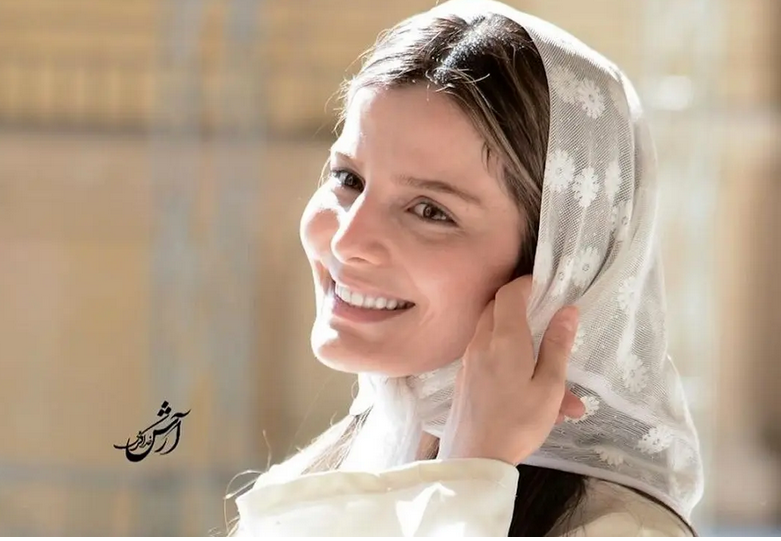 سفر در زمان؛ «غزاله اکرمی» یک سال بعد از سریال «سوجان» با لیوان قهوه در زمین تنیسسفر در زمان؛ «غزاله اکرمی» یک سال بعد از سریال «سوجان» با لیوان قهوه در زمین تنیس