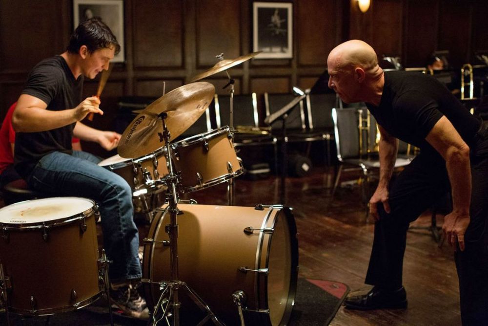 جی کی سیمونز و مایلز تلر در فیلم «شلاق»(Whiplash)