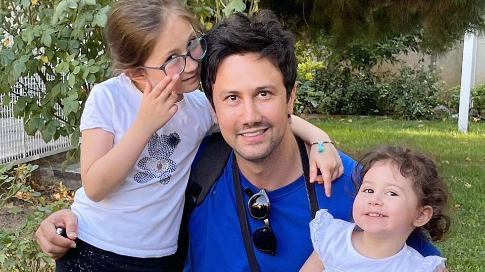 شیطنت های پناه و نبات در خودرو لاکچری پدرشان