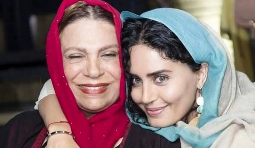 سفر در زمان؛ «گوهر خیراندیش» در کنار «گوگوش» در حال تماشای یک تئاتر