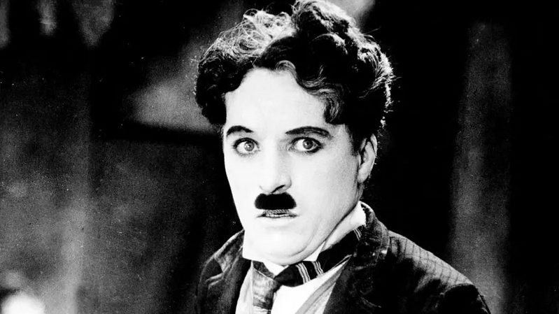 سفر در زمان؛ «چارلی چاپلین» در کنار اعضای گروه فرد کارنو در آمریکا؛ سال 1289