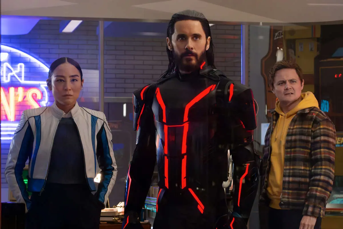 نقد و بررسی «ترون: آرس»: درخشش هوش مصنوعی و جلوه‌های نئونی را ببینید!