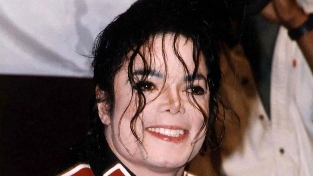 عکس| سفر در زمان؛ «مایکل جکسون» در حال صحبت با تلفن در خانه‌اش در لس‌آنجلس؛ سال 1351