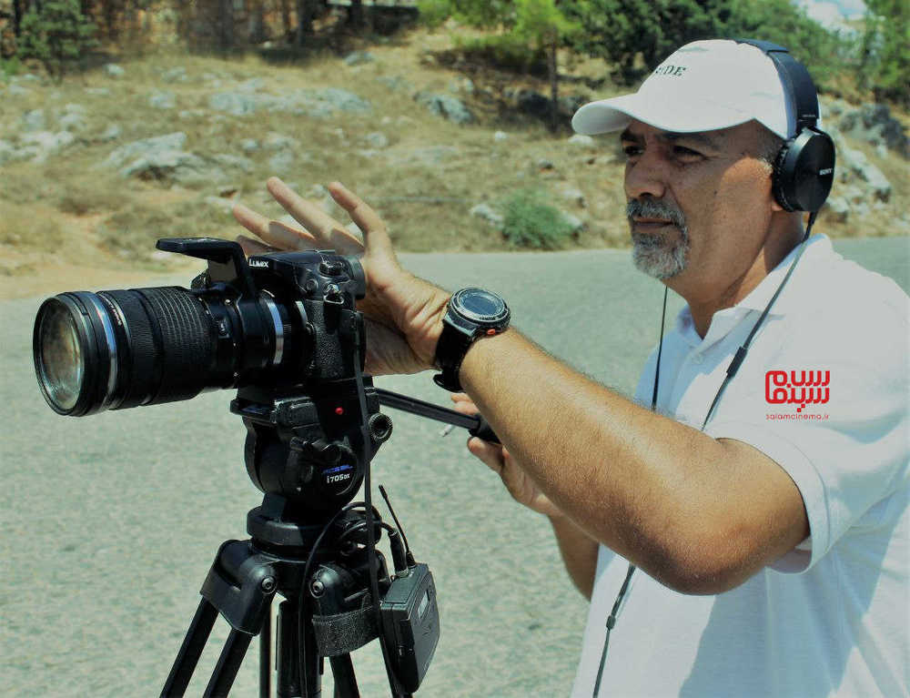 ایرج مرادی در صحنه‌ای از مستند «زندگی بر مدار سفر»