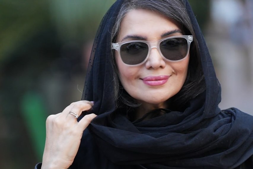 ژست خفن الهام پاوه نژاد در حال سوارکاری سر صحنه سریال شکارگاه