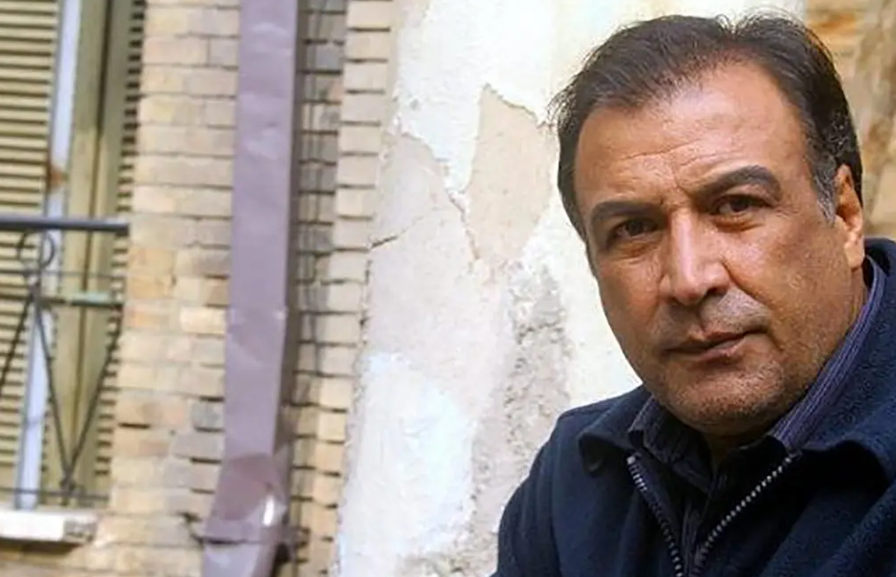 عکس عجیب عبدالرضا اکبری با عینک دودی سر سفره عقد پسرش