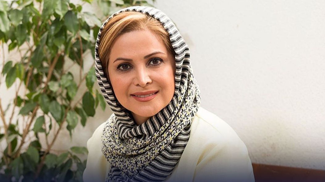 تیپ رنگارنگ کمند امیرسلیمانی با پیامی احساسی و لبخندی معنادار