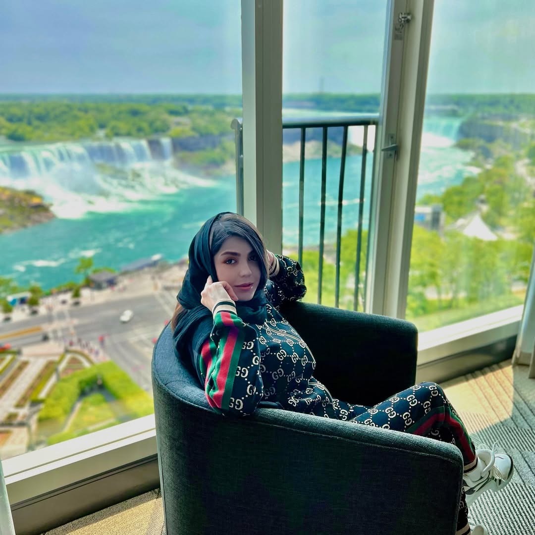 آزاده زارعی کنار آبشار نیاگارا 1