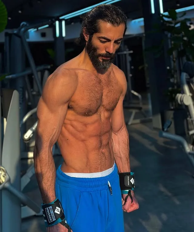 Screenshot 2025-11-10 at 13-20-36 navidpourfaraj_401773982_1057561352364690_1588221487314267737_n.webp (WEBP Image 640 × 766 pixels)