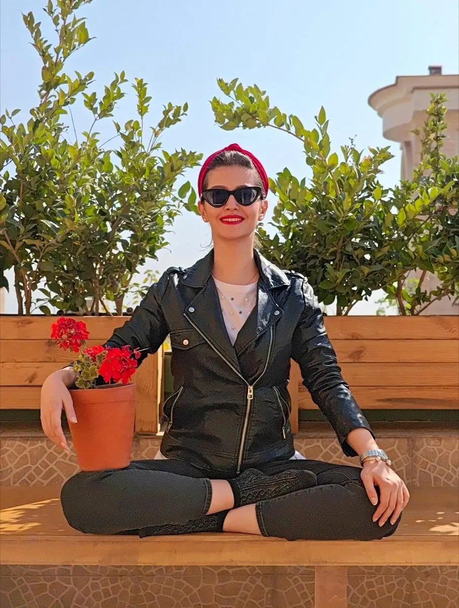 یوگای پردیس احمدیه با کت چرم 2