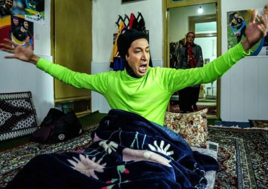 سفر در زمان؛ «بهتاش» سریال پایتخت 5 در حال قدم زدن در تهران؛ سال 98