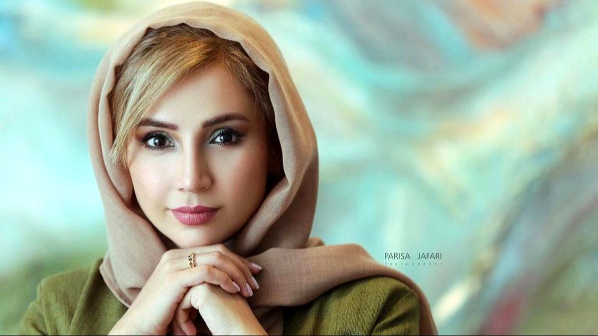 تیپ بچگانه و عروسکی شبنم قلی‌خانی در تئاتر