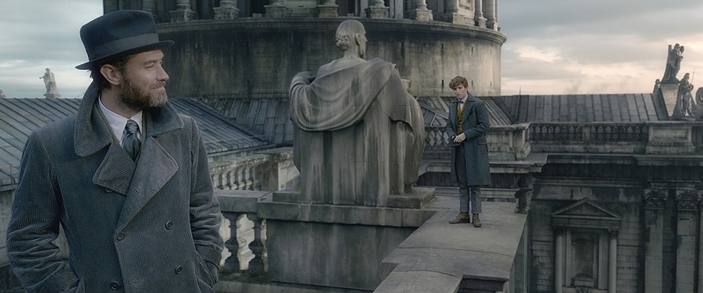 جود لا و ادی ردمین در نمایی از فیلم  «جانوران شگفت انگیز: جنایات گریندل والد» (Fantastic Beasts: The Crimes of Grindelwald)