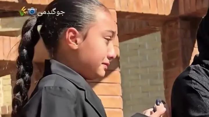 بی‌قراری نوه و دختر محمد کاسبی در مراسم خاکسپاری