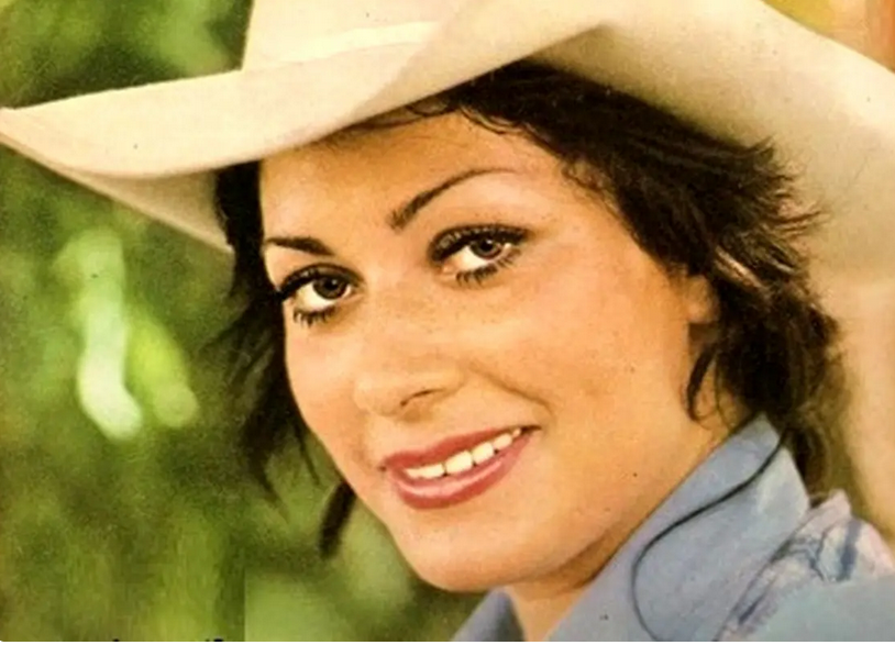 سفر در زمان؛ چهرۀ «دینامیک» خواننده و بازیگر قبل از انقلاب در 63 سالگی؛ سال 94