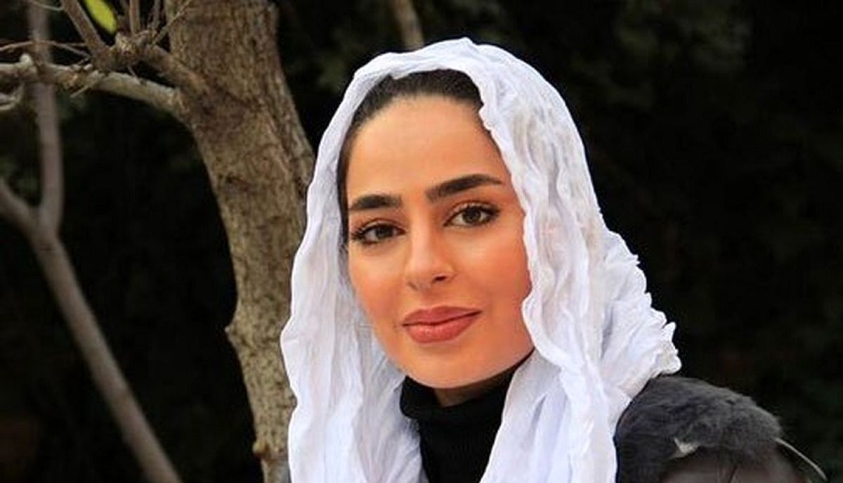 سمانه پاکدل با تیپی متفاوت در کافهای دنج؛ ژستی عاشقانه و خاص