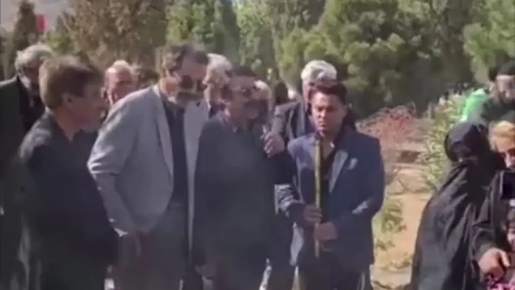ویدیو | آواز دردناک علیرضا افتخاری در مراسم خاکسپاری مادرش
